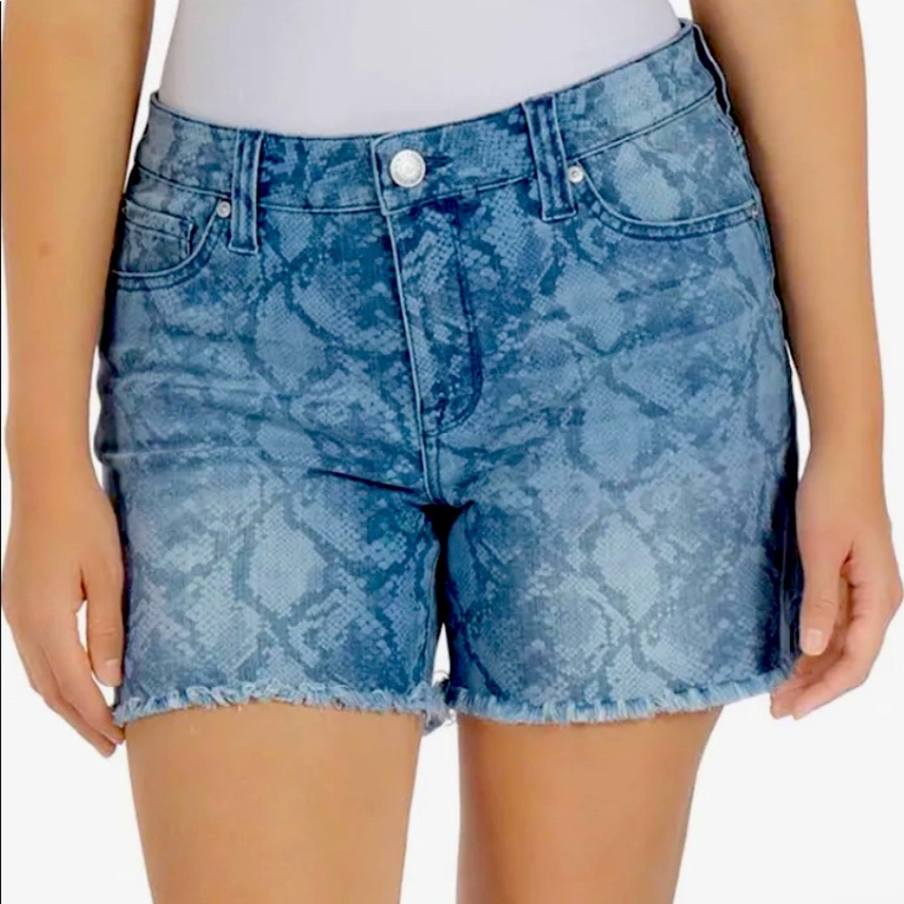 Comfortable~Fray Hem Denim Shorts
